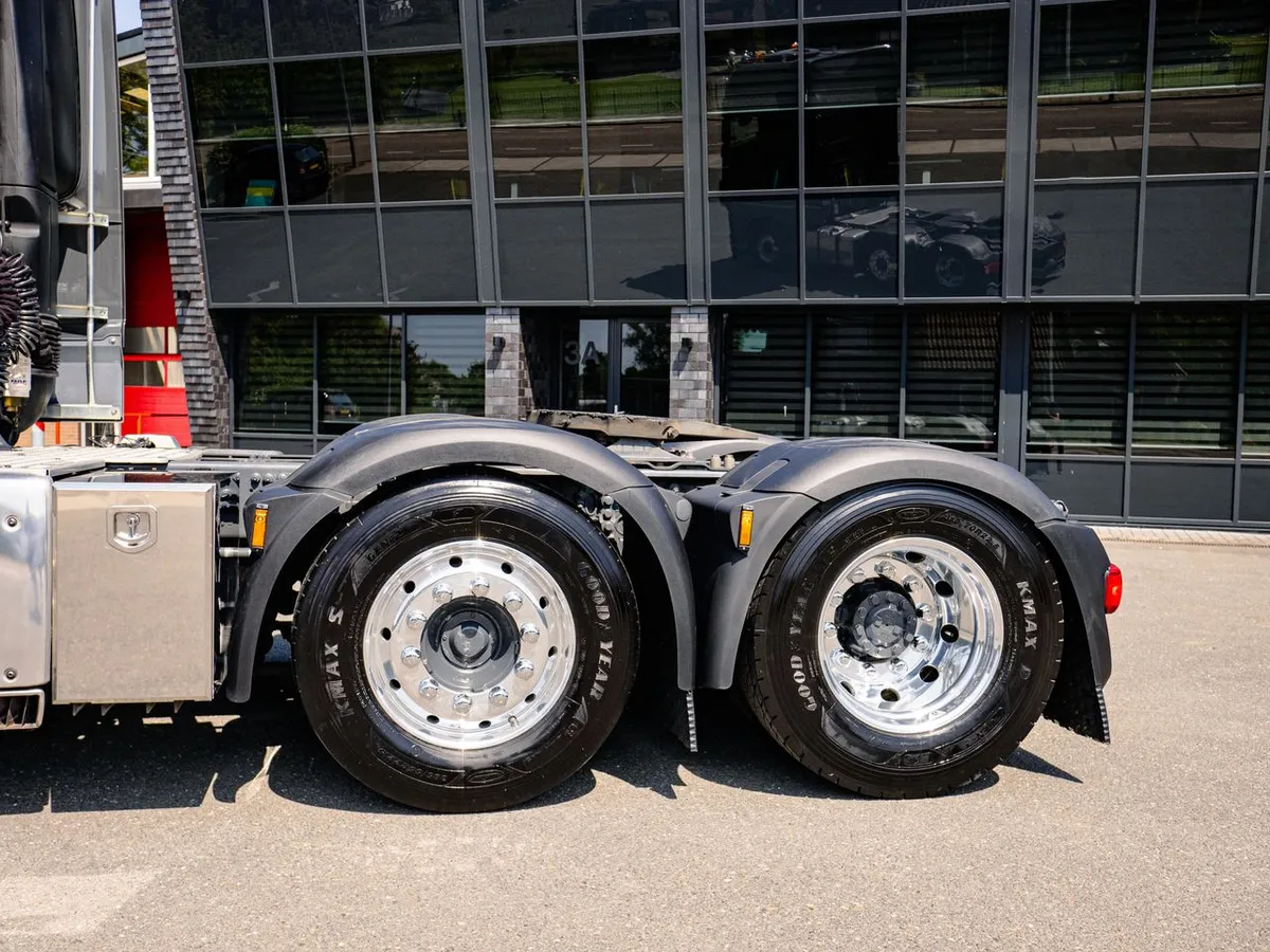 Trailer tire guide - semi-trailer tires on chrome rims